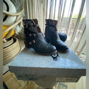 Freebird Crue Navy/Multi Boots - EUC
